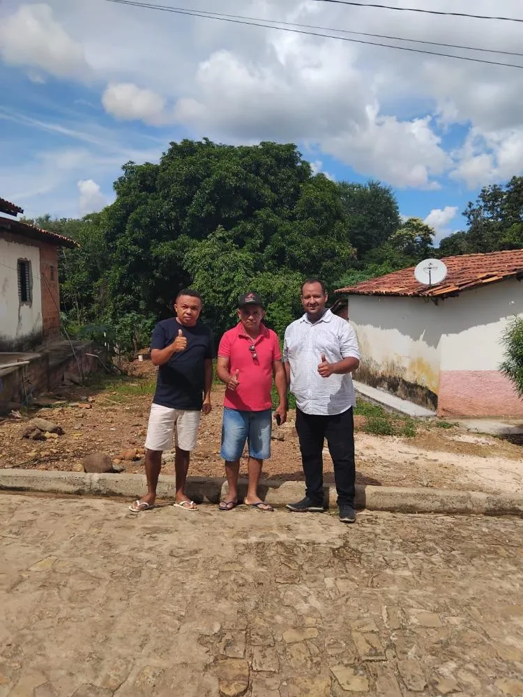 Grupo de oposição de Miguel Leão consegue obra de pavimentação para a cidade